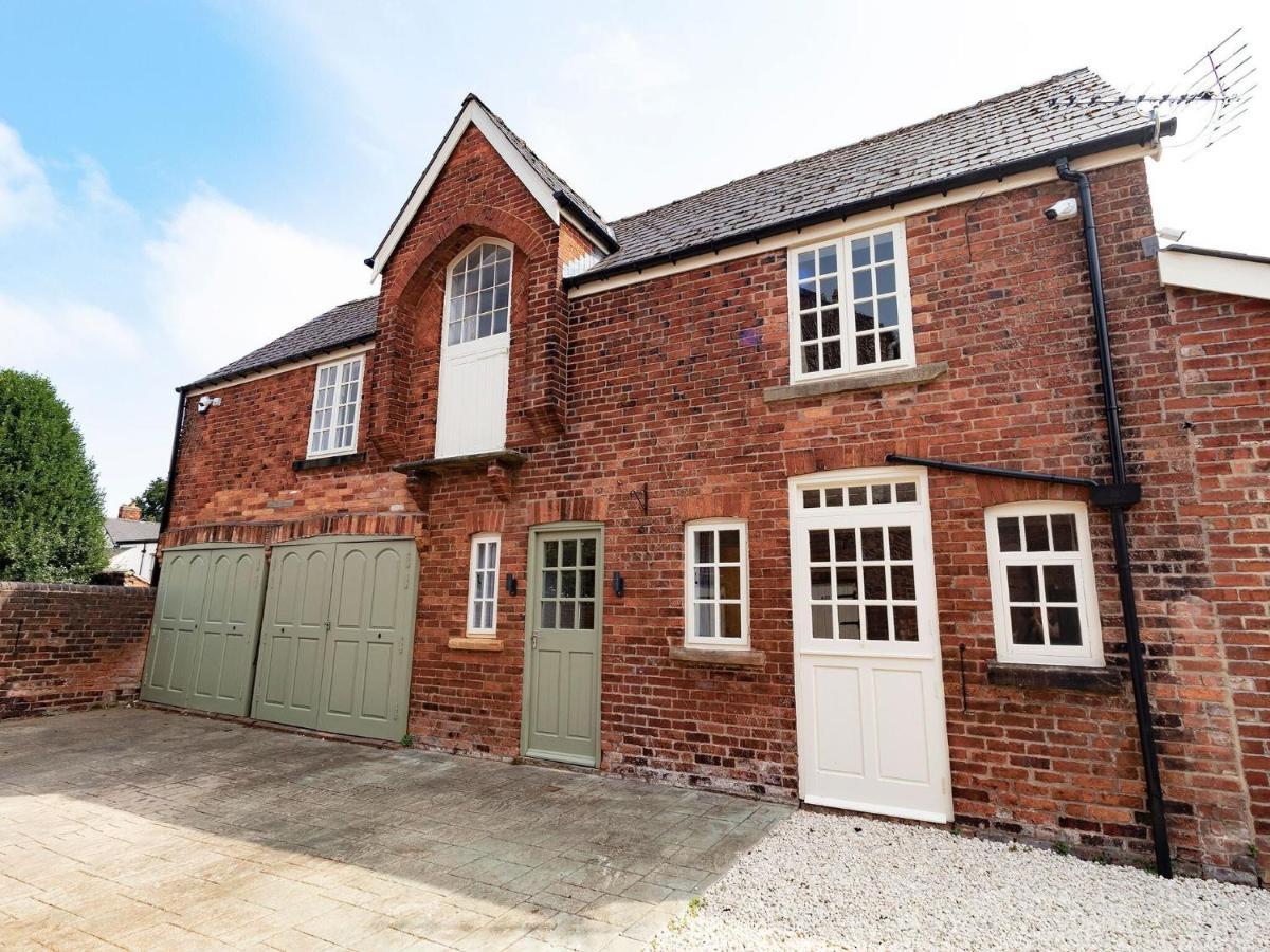 Holiday home Beautifully Renovated 1880s Coach House With Hot Tub, On Edge Of Peak District Chesterfield