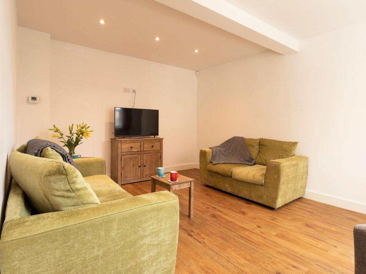 Holiday home Beautifully Renovated 1880s Coach House With Hot Tub, On Edge Of Peak District *