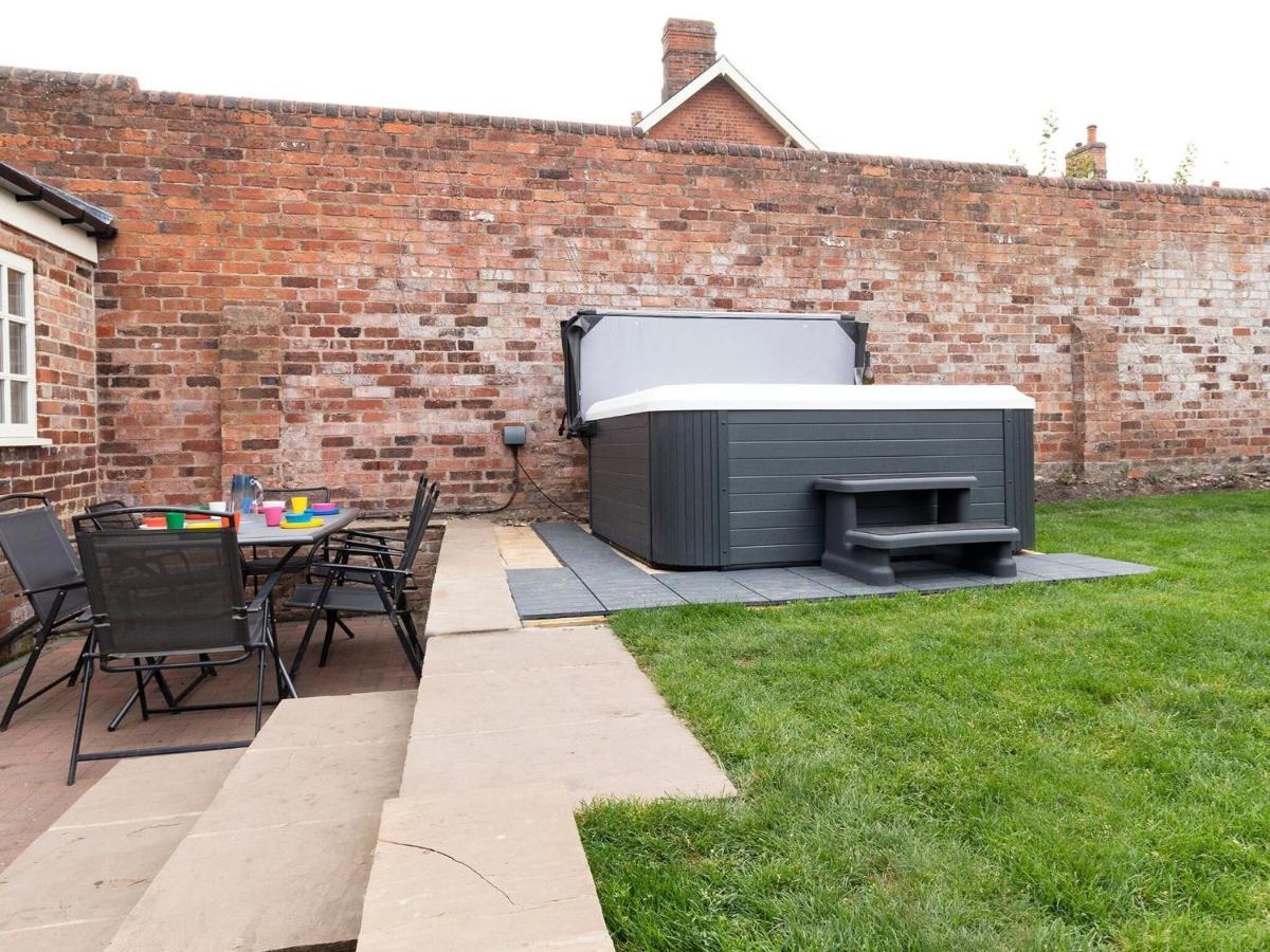 Beautifully Renovated 1880s Coach House With Hot Tub, On Edge Of Peak District Holiday home *