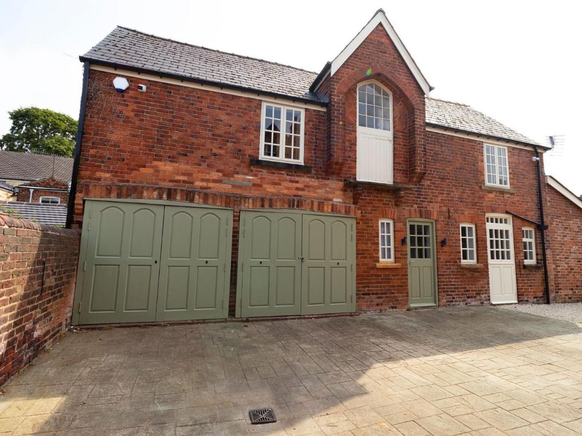 Holiday home Beautifully Renovated 1880s Coach House With Hot Tub, On Edge Of Peak District *