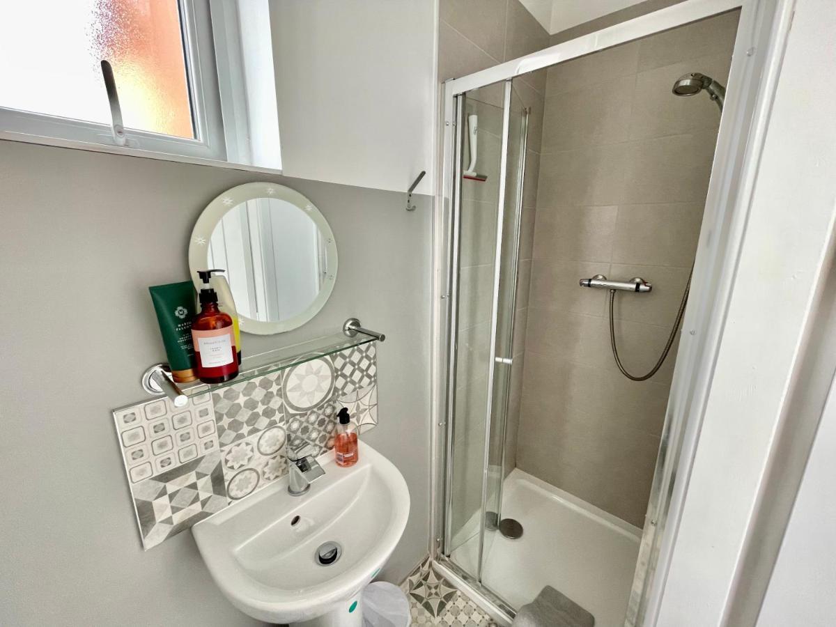 The Corner House - Modern Town Centre Apartment Chesterfield