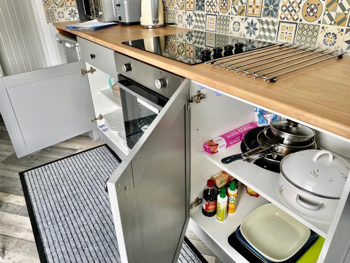 The Corner House - Modern Town Centre Apartment *