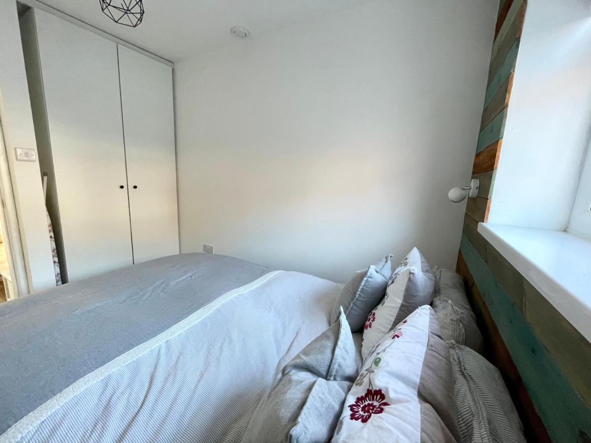 The Corner House - Modern Town Centre Apartment