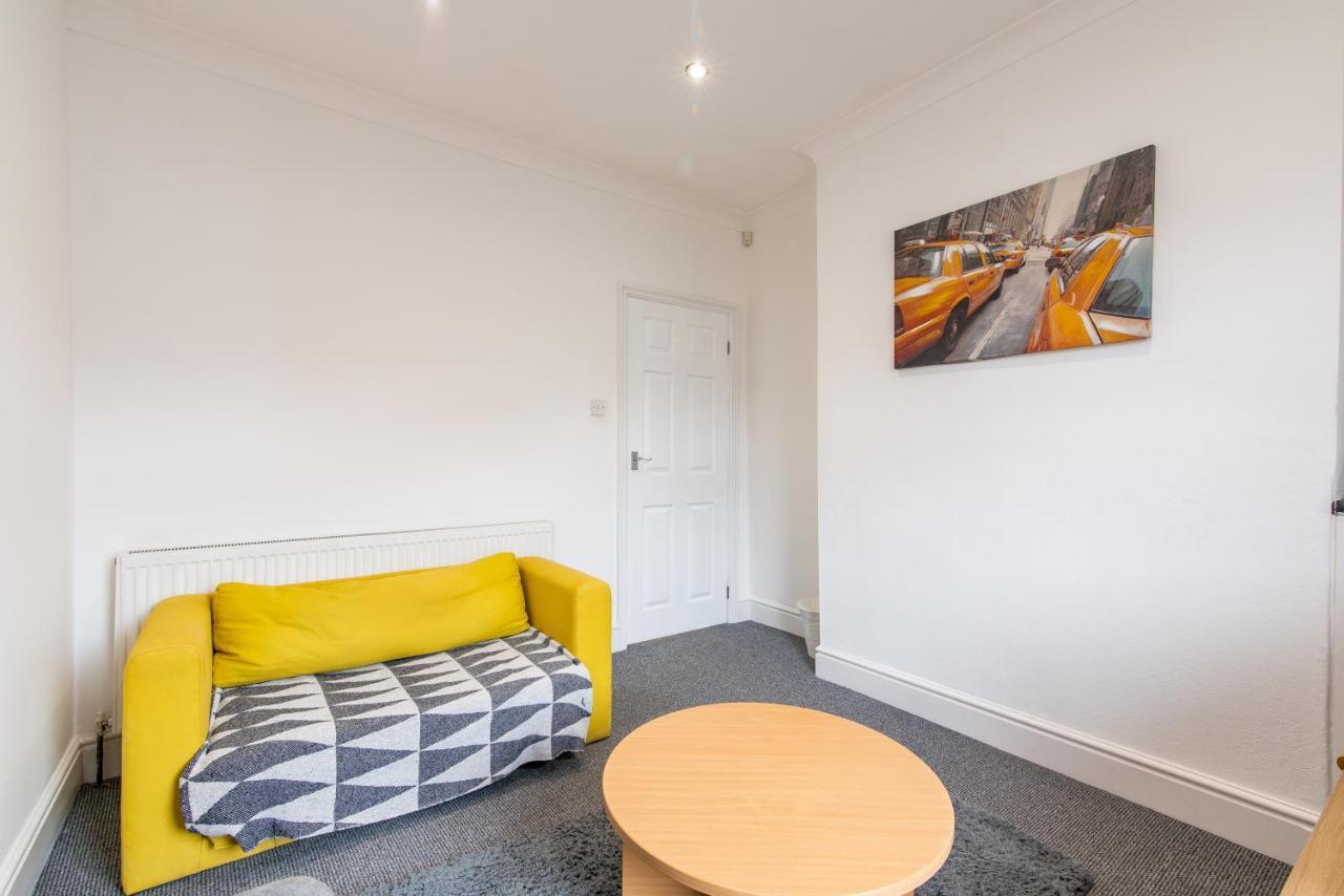 - 2 Bedroom Near Town Centre