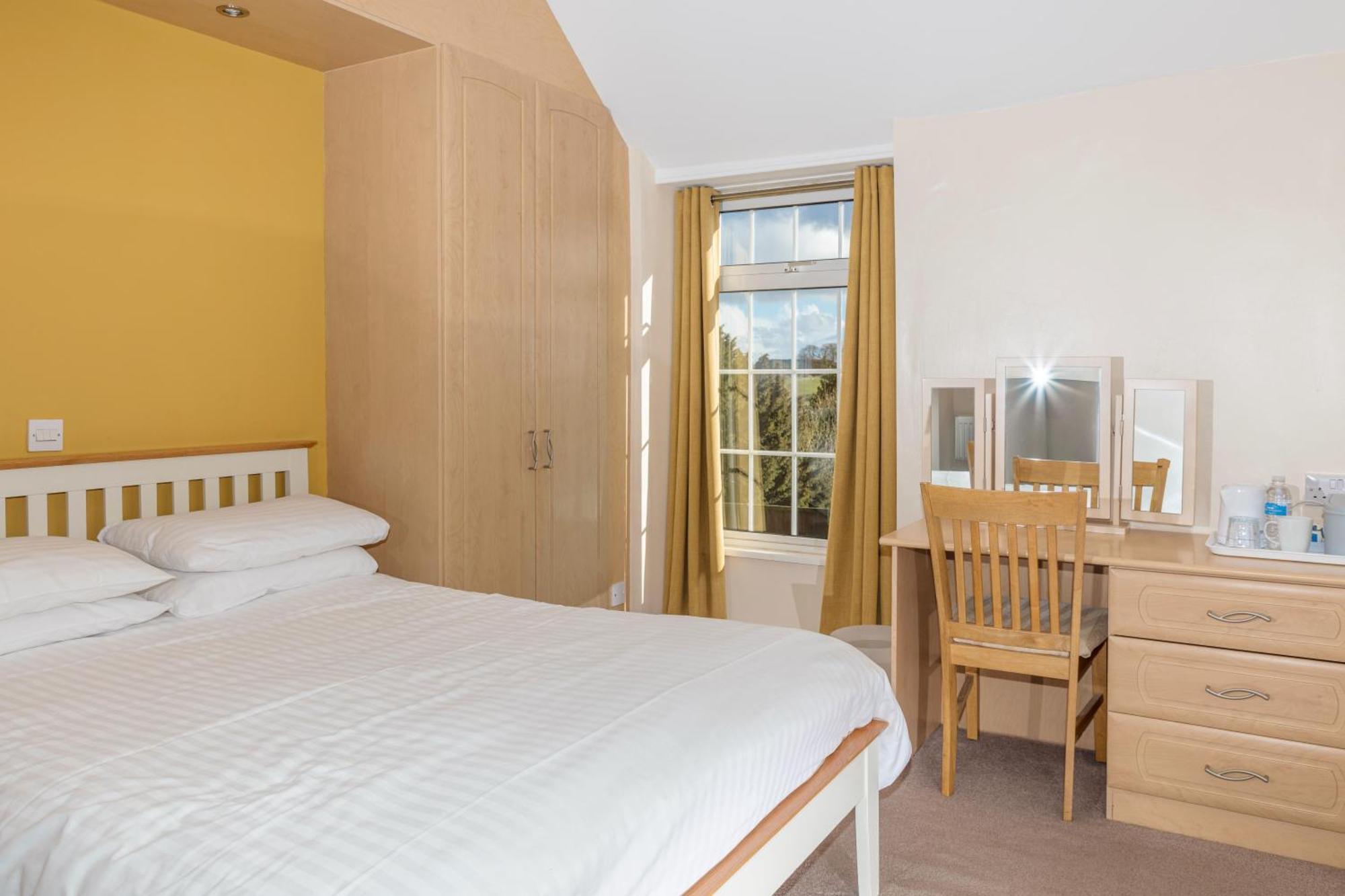 Whitton 4* Chesterfield