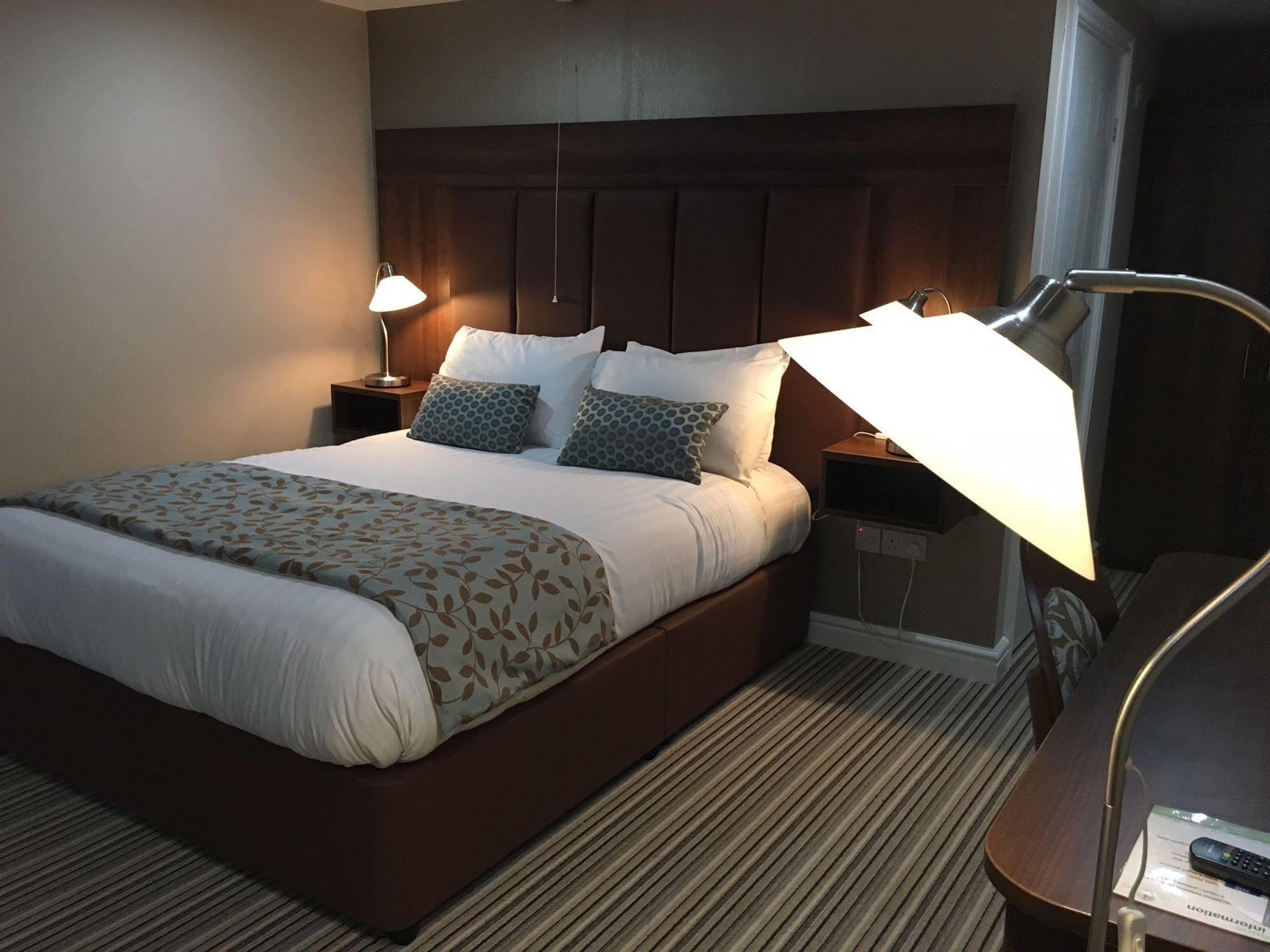 Twin Oaks 3* Chesterfield