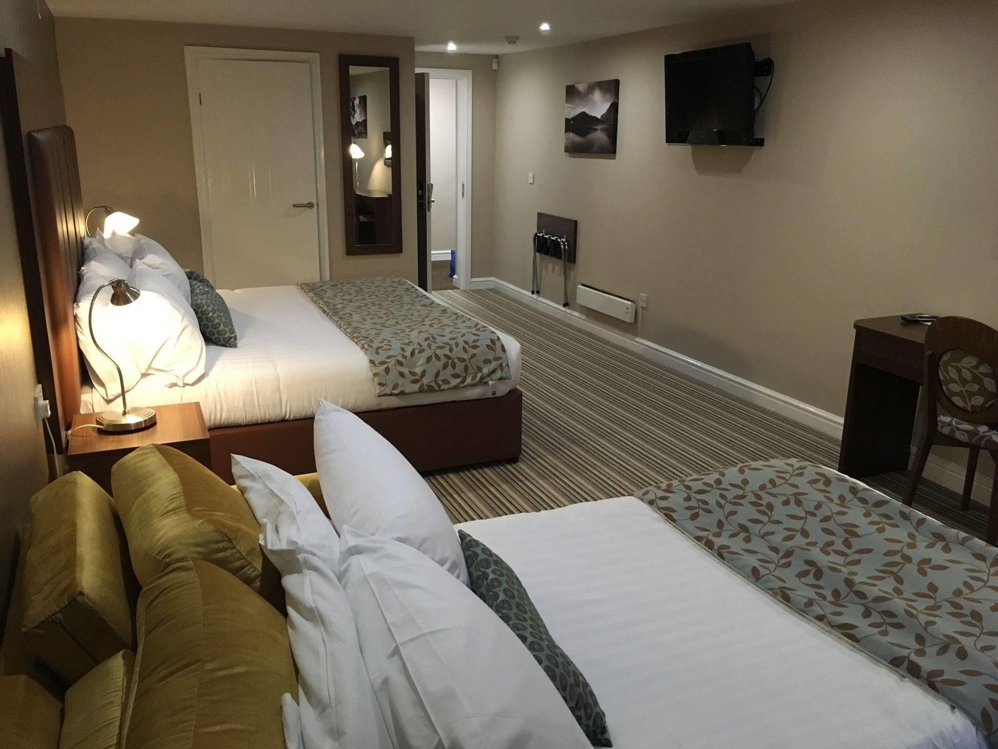 Hotel Twin Oaks 3*