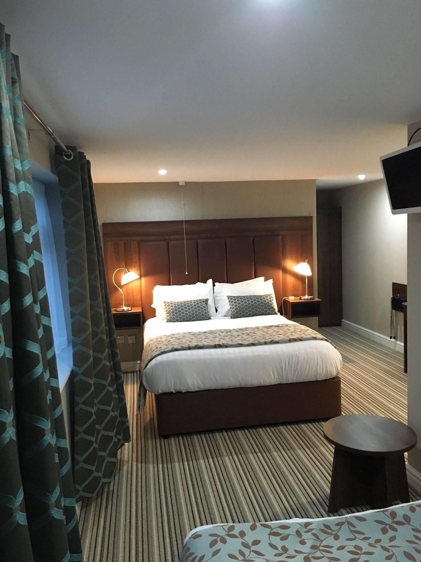Hotel Twin Oaks 3*