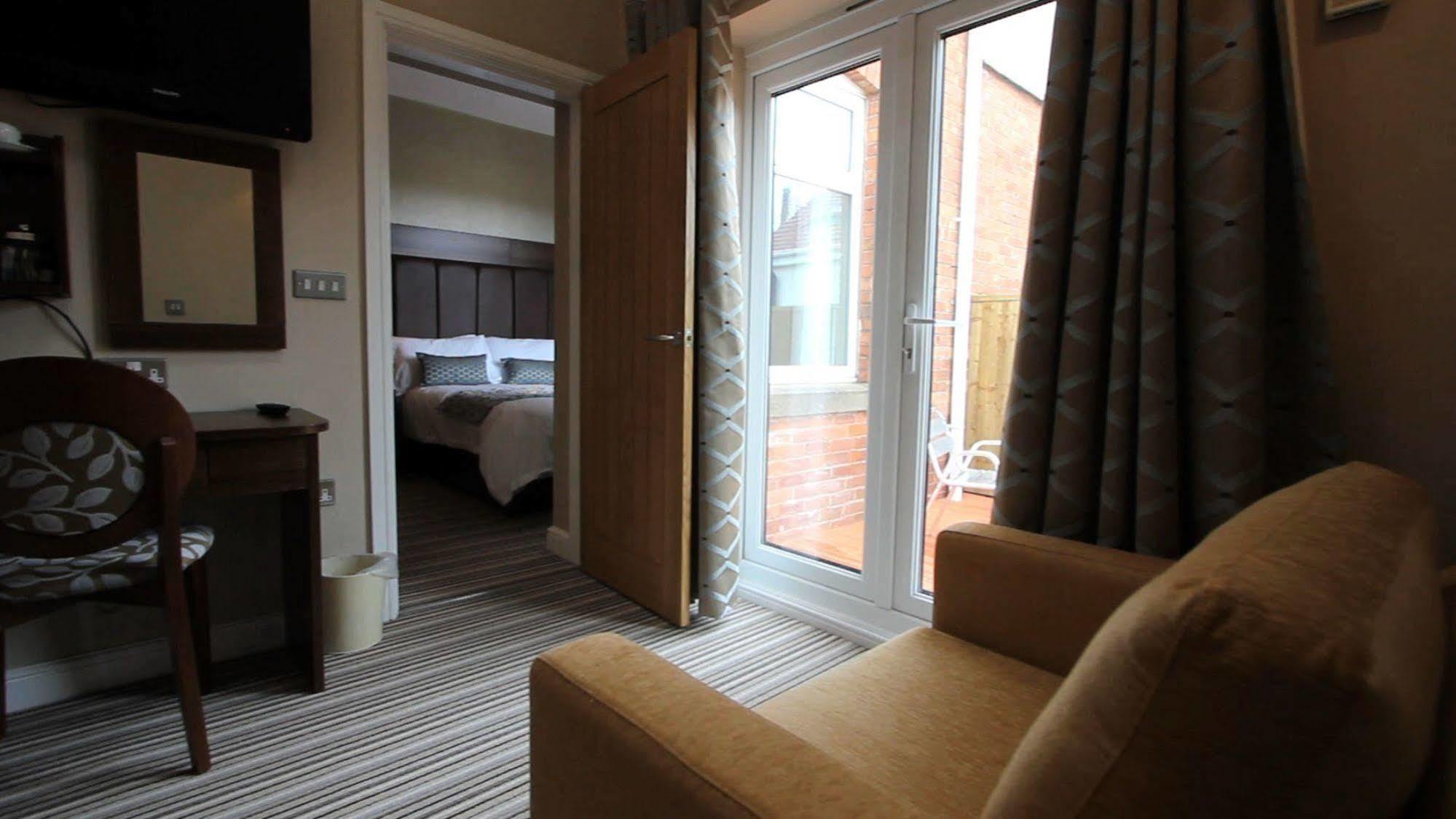 Hotel Twin Oaks 3*